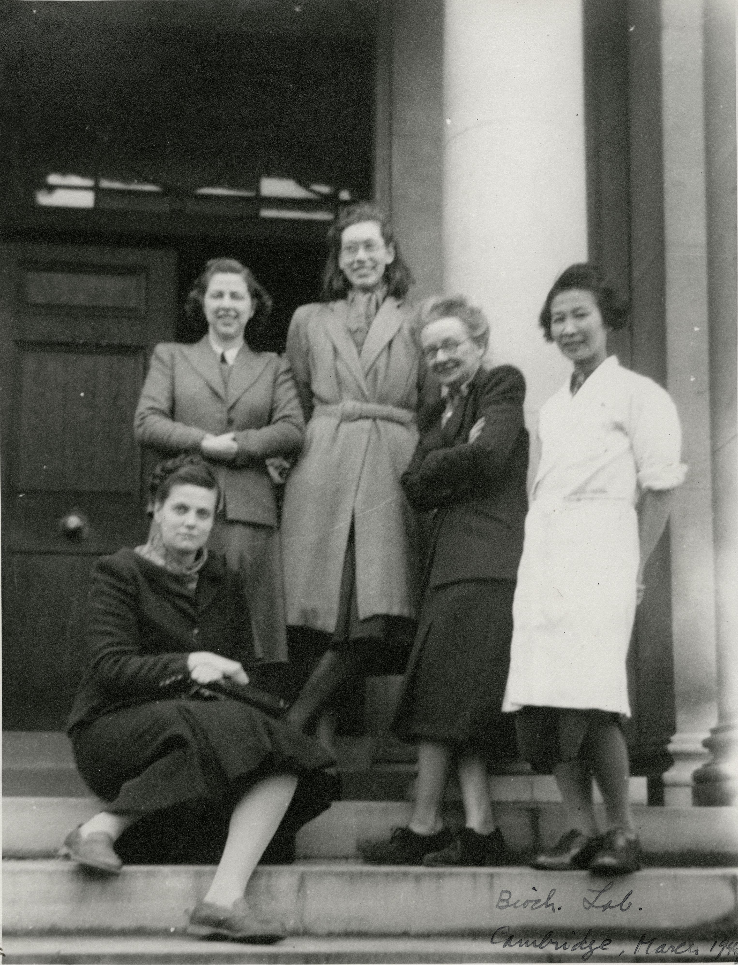 7. On the steps of the Dunn Institute. [L-R] Priscilla Hele, , Jane Ramsey, Dorothy Moyle Needham, Chiu Chiung-yun [Qiu Qiongyun 邱瓊雲]. Reproduced courtesy of the Department of Biochemistry, University of Cambridge.